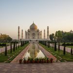 Taj Mahal  Mausoleum mit Wasserbecken im Zentrum