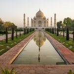 Taj Mahal  Mausoleum mit Wasserbecken im Zentrum