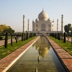 Taj Mahal  Mausoleum mit Wasserbecken im Zentrum