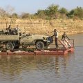 Ponton-Autoübersetzung über Luangwa-Fluss