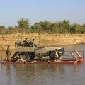 Ponton-Autoübersetzung über Luangwa-Fluss