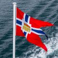 Flagge von Hurtigrutenschiff