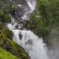 Wasserfall auf der Fahrt zur Roldal Stabkirche