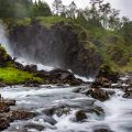 Wasserfall auf der Fahrt zur Roldal Stabkirche