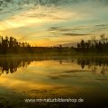 Sonnenaufgang an einem See in Finnland