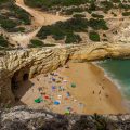 Praia do Carvalho, Sandstrand in einer Bucht Nähe Carvoeiro, Algarve