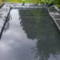 Überprüfung und ausrichten damit das Vogelbad Waagerecht steht