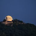 Mond hinter der Burg Teck