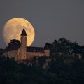 Mond hinter der Burg Teck
