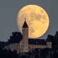 Mond hinter der Burg Teck