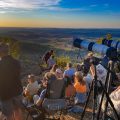 Besucher am Breitenstein zur Sonnenfinsternis
