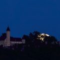 Mond hinter der Burg Teck