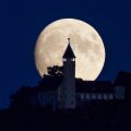 Mond hinter der Burg Teck