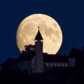 Mond hinter der Burg Teck