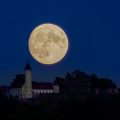 Mond hinter der Burg Teck
