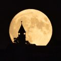 Mond hinter der Burg Teck
