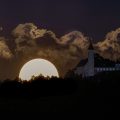 Mond hinter der Burg Teck