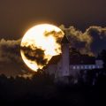 Mond hinter der Burg Teck