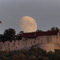 Mondaufgang hinter der Burg Hohenneuffen, Schwäbische Alb