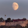Mondaufgang hinter der Burg Hohenneuffen, Schwäbische Alb