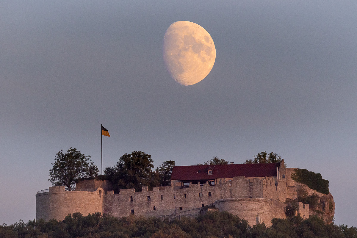 Mondaufgang hinter der Burg Hohenneuffen, Schwäbische Alb